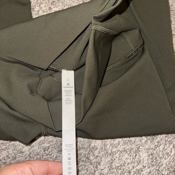 Women’s Lululemon Wunder Under Crop (High-Rise) *Full-On Luxtreme 21" Size 2 - Picture 5 of 15